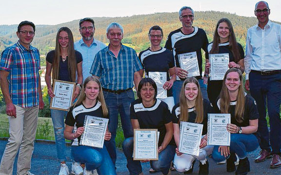 Leichtathletin Malin Böhl (2. v. l.) ist die VfL-Sportlerin des Jahres. Außerdem überreichte der Vorstand den Volleyballerinnen die Urkunden zur Mannschaft des Jahres. (SZ-Foto: Ann Kathrin Berge)