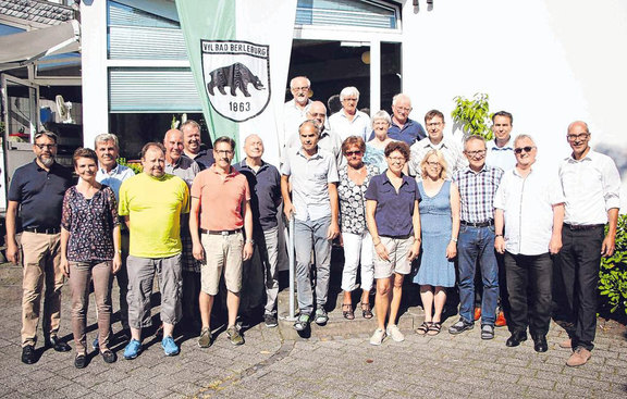 Erstmals veranstaltete der VfL Bad Berleburg eine kleine Jubilarehrung. Gut die Hälfte der 37 zu ehrenden Mitglieder kamen am Freitag ins Café Wahl, wo der 1. Vorsitzende Eberhard Kießler (r.) ihnen für die Treue dankte. (SZ-Foto: Björn Weyand)