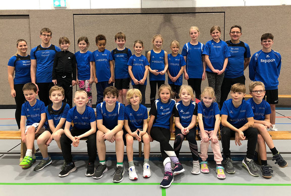 Leichtathletik im VfL Bad Berleburg: Leichtathletik-Team Kinder von 7 bis 10 Jahren mit Trainerduo Andreas Wahl und Celina Bernshausen.
