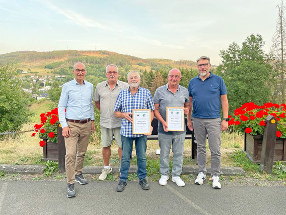 Bildhinweis: Eberhard Kießler, Stefan Kroh und Michael Boer begrüßen die beiden neuen Ehrenmitglieder Wilfried Born und Heinz Schwarz. (Foto: lou)