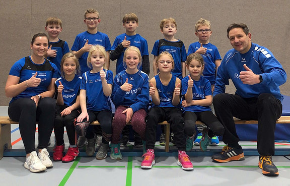 Leichtathletik im VfL Bad Berleburg: Leichtathletik-Team Kinder von 7 bis 10 Jahren mit Trainerduo Andreas Wahl und Celina Bernshausen.