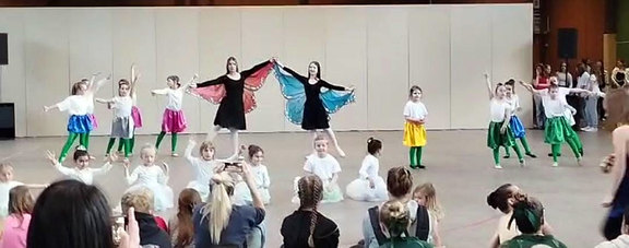 Die Tanzfabrik trat mit 23 Schülerinnen im Alter von 4 bis 16 Jahren bei der Tanz-Matineé am 21.04.2024 in Birkelbach auf.