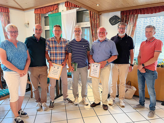 Von links nach rechts: Ute Fuhrmann (Abteilungsleiterin Turnen), Eberhard Kießler (Vorsitzender), Ehrenmitglied Andreas Wahl (Leichtathletik), Ehrenmitglied Jürgen Klinkert (Fußball), Ehrenmitglied Gerd Roland Schmeichel (Spielmannszug), Stefan Kroh (1. stellv. Vorsitzender) und Hans-Ulrich Rehberg (Vorstand Spielmannszug).