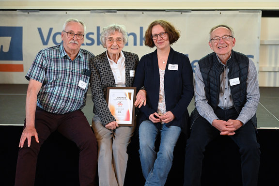 Vom Kreissportbund Siegen-Wittgenstein in der Aula des Kulturhauses Lÿz geehrt: Michael Boer (40 Sportabzeichen), Bärbel Hundt (55 Sportabzeichen), Monika Biegler (20 Sportabzeichen) und Klaus Saßmannshausen (35 Sportabzeichen). Vom Kreissportbund Siegen-Wittgenstein in der Aula des Kulturhauses Lÿz geehrt: Michael Boer (40 Sportabzeichen), Bärbel Hundt (55 Sportabzeichen), Monika Biegler (20 Sportabzeichen) und Klaus Saßmannshausen (35 Sportabzeichen).