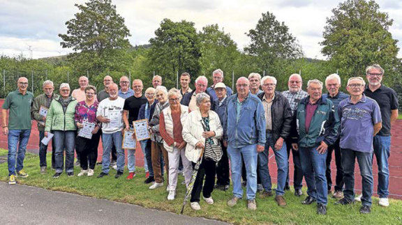 Langjährige Treue zum VfL: Die Vorsitzenden Eberhard Kießler (l.) und Stefan Kroh (r.) ehrten beim Grillabend auf dem Stöppel die Jubilare des VfL Bad Berleburg. (Foto: Verein) Langjährige Treue zum VfL: Die Vorsitzenden Eberhard Kießler (l.) und Stefan Kroh (r.) ehrten beim Grillabend auf dem Stöppel die Jubilare des VfL Bad Berleburg. (Foto: Verein)