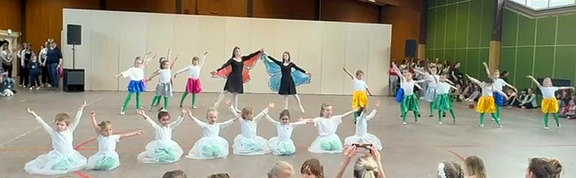 Die Tanzfabrik trat mit 23 Schülerinnen im Alter von 4 bis 16 Jahren bei der Tanz-Matineé am 21.04.2024 in Birkelbach auf.