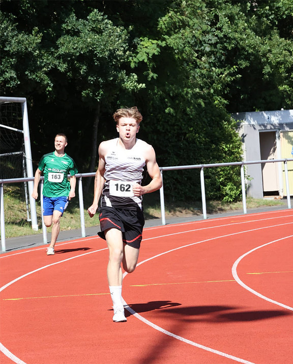 Kreis-Mehrkampf-Meisterschaften 2025 in Kreuztal: Colin und Bastian liefern sich einen harten Kampf auf der 400 m-Strecke