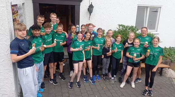 Die VfL-Leichtathleten haben eine neue Laufstrecke entdeckt: Sportplatz – Eisdiele – Sportplatz! Das kommt bei den Aktiven gut an ...