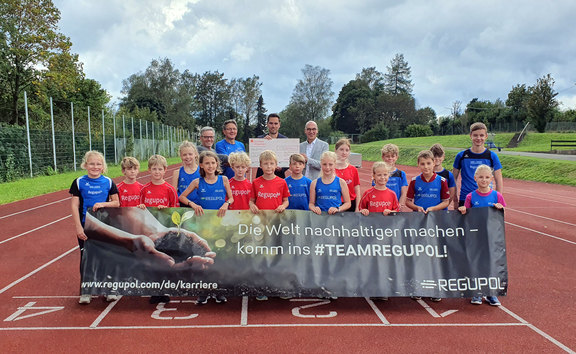 Spendenübergabe der Firma REGUPOL Germany GmbH & Co. KG an die VfL-Abteilungen Leichtathletik und Ski. Die Sportler danken für die großzügige Unterstützung!