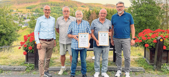 Mit Wilfried Born (Mitte) und Heinz Schwarz (2.v.r.) darf der VfL nunmehr zwei neue Ehrenmitglieder in seinen Reihen begrüßen. (Foto: lz)