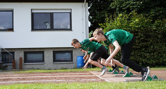 2. SchülerCup am 5. Juli 2024 in Arfeld: Start zum 100 m Lauf