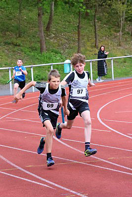 Sieger der 4 x 75 m Staffel durch schnelles Laufen und perfekte Wechsel: Emil, Nick, Lukas, Joshua.