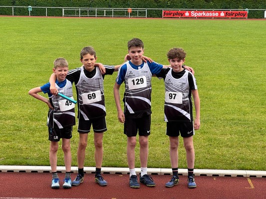 Sieger der 4 x 75 m Staffel durch schnelles Laufen und perfekte Wechsel: Emil, Nick, Lukas, Joshua.
