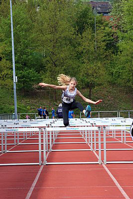 Helene, Klara und Emma (re.) stellten sich der Herausforderung zum ersten Mal: die sehr komplexe Disziplin 60 m Hürdenlauf.