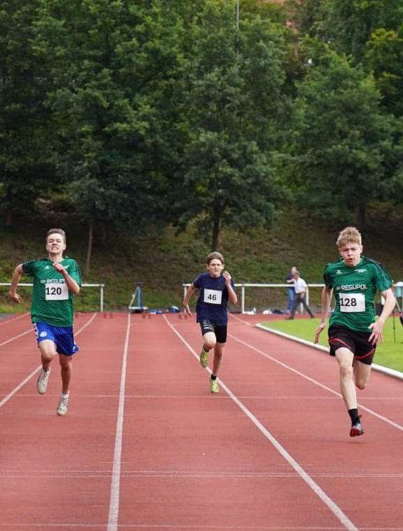 Kreis-Mehrkampf-Meisterschaften 2024 in Kreuztal: Bastian Heuser und Colin Sassmannshausen beim 100 m Lauf